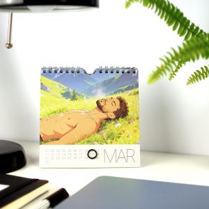 Monatsseite März des Pin-up Graphic-Novel Tischkalenders „My Timeless Little Fantasy“ im Büro auf einem Schreibtisch aufgestellt