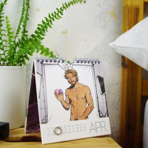 Monat April des Tischkalenders „My Timeless Little Fantasy“ im Wohnambiente aufgestellt