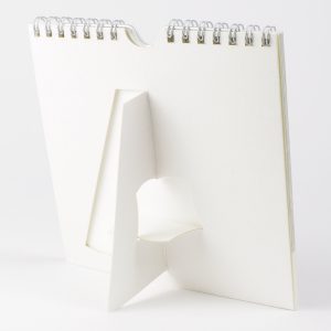 Rückseite des Tischkalenders „My Timeless Little Fantasy“ mit Spiralbindung und Aufsteller