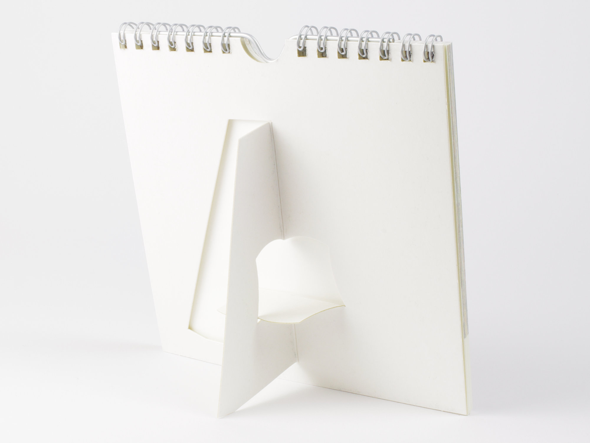 Rückseite des Tischkalenders „My Timeless Little Fantasy“ mit Spiralbindung und Aufsteller